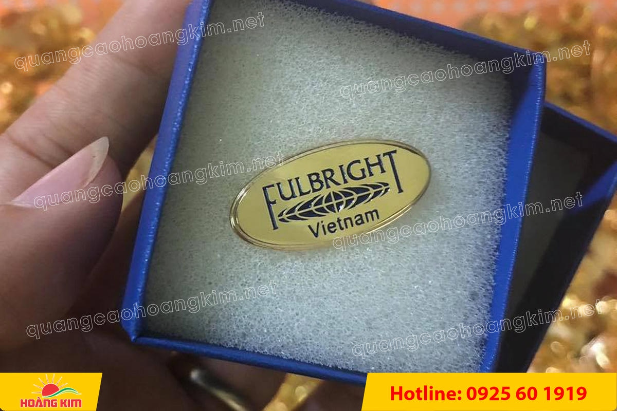 huy hieu ma vang 24k nen tron do mau logo 29 - HUY HIỆU MẠ V&Agrave;NG 24K NỀN TRƠN ĐỔ M&Agrave;U LOGO &ndash; TINH TẾ, SANG TRỌNG