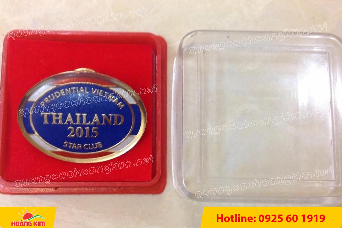 huy hieu ma vang 24k nen tron do mau logo 3 - HUY HIỆU MẠ V&Agrave;NG 24K NỀN TRƠN ĐỔ M&Agrave;U LOGO &ndash; TINH TẾ, SANG TRỌNG