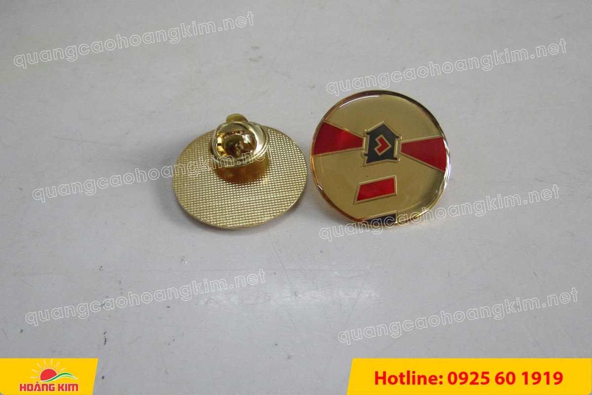 huy hieu ma vang 24k nen tron do mau logo 31 - HUY HIỆU MẠ V&Agrave;NG 24K NỀN TRƠN ĐỔ M&Agrave;U LOGO &ndash; TINH TẾ, SANG TRỌNG