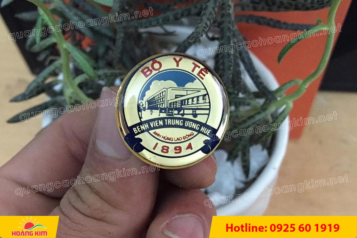 huy hieu ma vang 24k nen tron do mau logo 33 - HUY HIỆU MẠ V&Agrave;NG 24K NỀN TRƠN ĐỔ M&Agrave;U LOGO &ndash; TINH TẾ, SANG TRỌNG