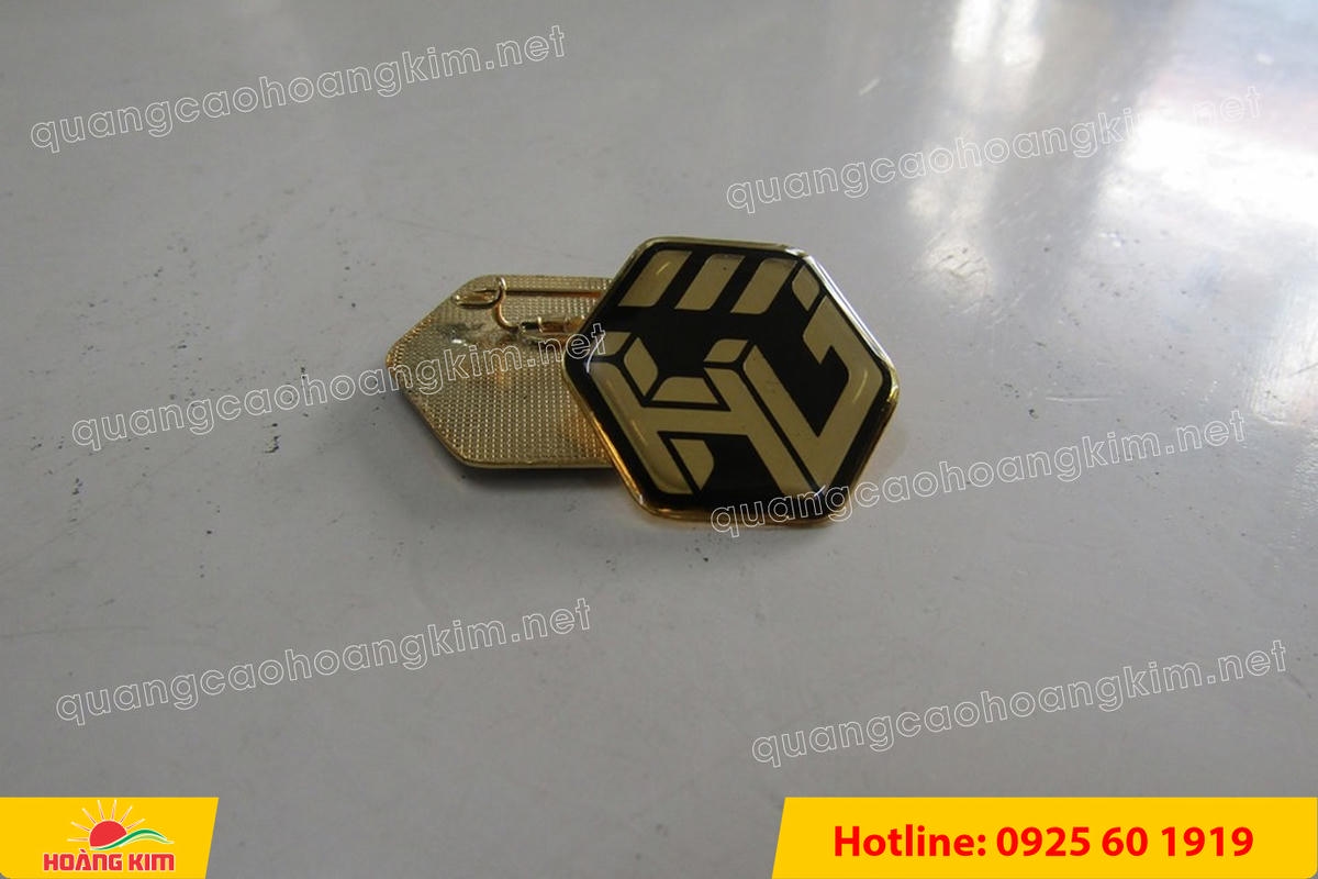 huy hieu ma vang 24k nen tron do mau logo 37 - HUY HIỆU MẠ V&Agrave;NG 24K NỀN TRƠN ĐỔ M&Agrave;U LOGO &ndash; TINH TẾ, SANG TRỌNG