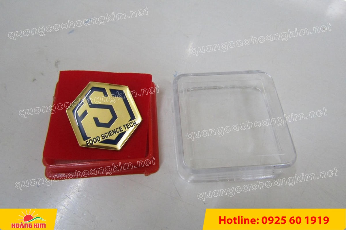 huy hieu ma vang 24k nen tron do mau logo 38 - HUY HIỆU MẠ V&Agrave;NG 24K NỀN TRƠN ĐỔ M&Agrave;U LOGO &ndash; TINH TẾ, SANG TRỌNG