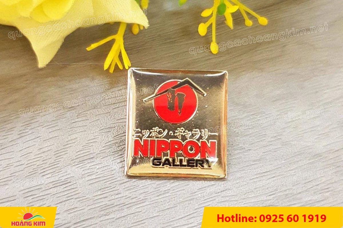 huy hieu ma vang 24k nen tron do mau logo 48 - HUY HIỆU MẠ V&Agrave;NG 24K NỀN TRƠN ĐỔ M&Agrave;U LOGO &ndash; TINH TẾ, SANG TRỌNG