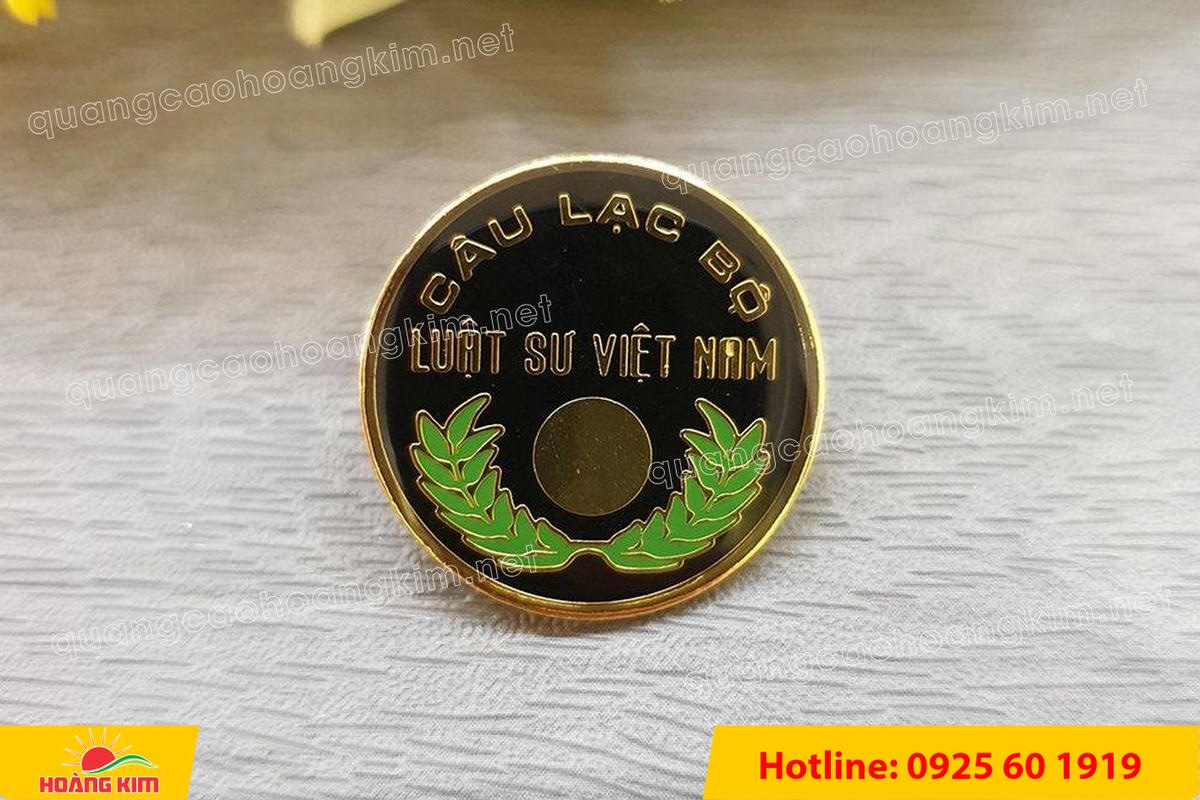 huy hieu ma vang 24k nen tron do mau logo 49 - HUY HIỆU MẠ V&Agrave;NG 24K NỀN TRƠN ĐỔ M&Agrave;U LOGO &ndash; TINH TẾ, SANG TRỌNG