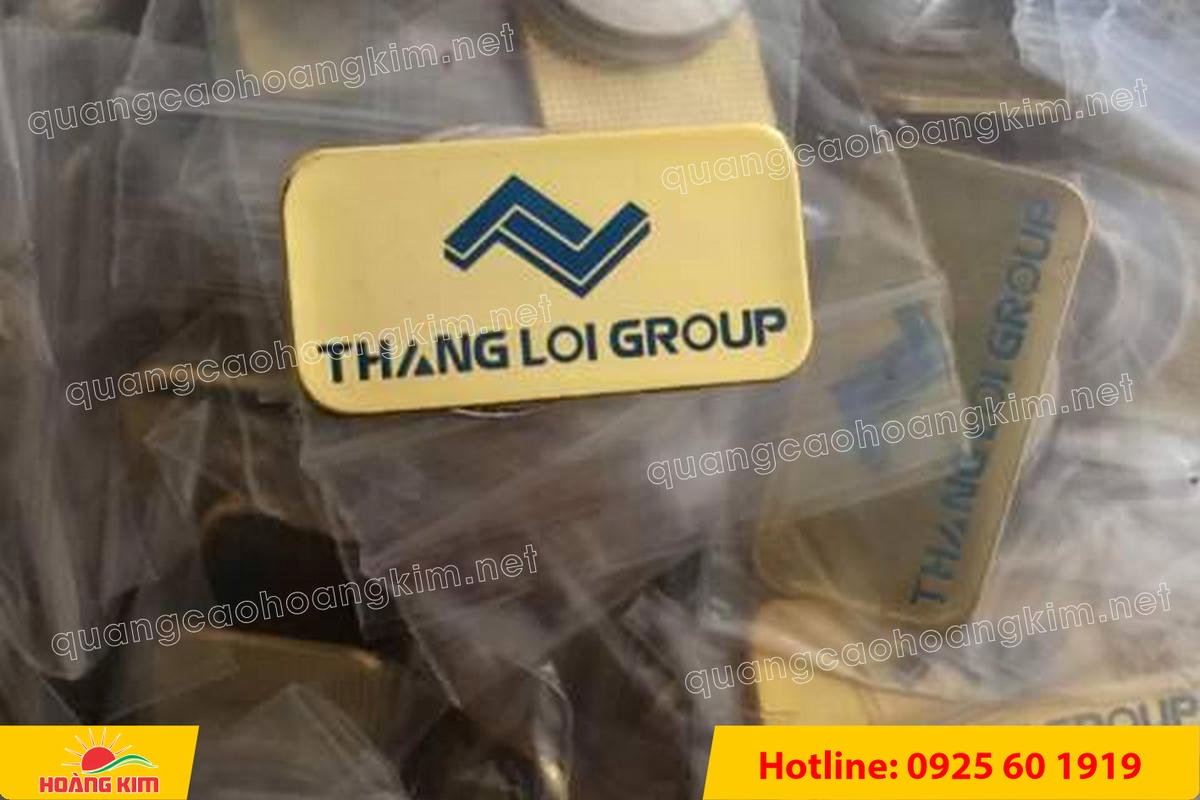 huy hieu ma vang 24k nen tron do mau logo 5 - HUY HIỆU MẠ V&Agrave;NG 24K NỀN TRƠN ĐỔ M&Agrave;U LOGO &ndash; TINH TẾ, SANG TRỌNG