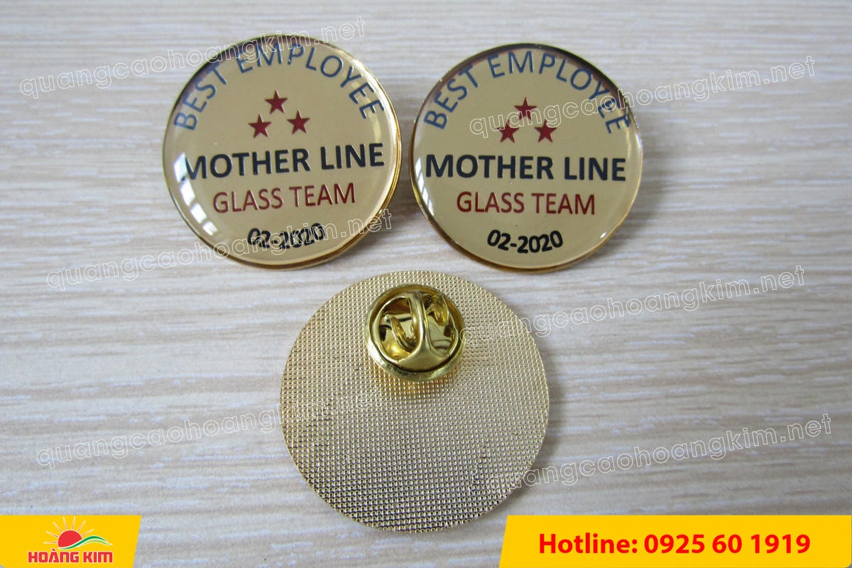 huy hieu ma vang 24k nen tron do mau logo 51 - HUY HIỆU MẠ V&Agrave;NG 24K NỀN TRƠN ĐỔ M&Agrave;U LOGO &ndash; TINH TẾ, SANG TRỌNG