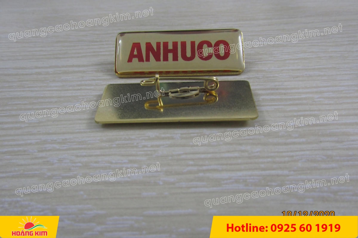 huy hieu ma vang 24k nen tron do mau logo 54 - HUY HIỆU MẠ V&Agrave;NG 24K NỀN TRƠN ĐỔ M&Agrave;U LOGO &ndash; TINH TẾ, SANG TRỌNG