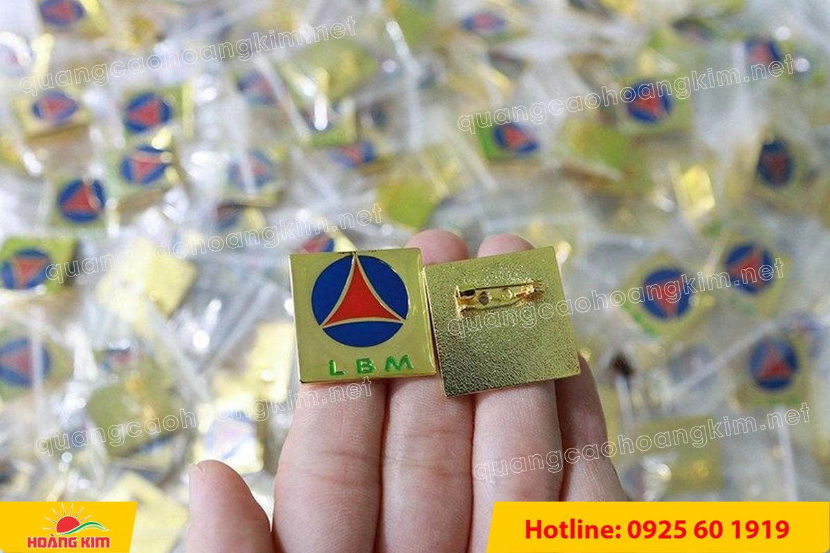 huy hieu ma vang 24k nen tron do mau logo 55 - HUY HIỆU MẠ V&Agrave;NG 24K NỀN TRƠN ĐỔ M&Agrave;U LOGO &ndash; TINH TẾ, SANG TRỌNG