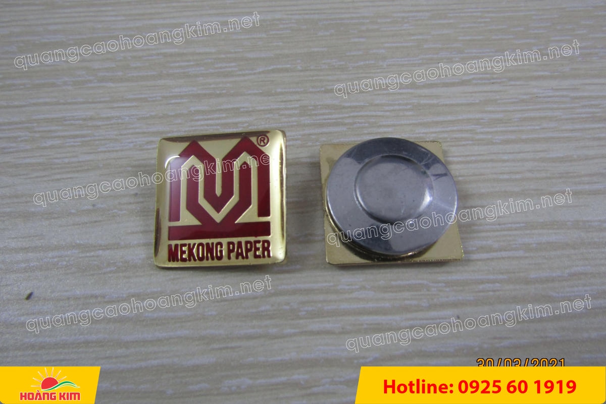 huy hieu ma vang 24k nen tron do mau logo 56 - HUY HIỆU MẠ V&Agrave;NG 24K NỀN TRƠN ĐỔ M&Agrave;U LOGO &ndash; TINH TẾ, SANG TRỌNG