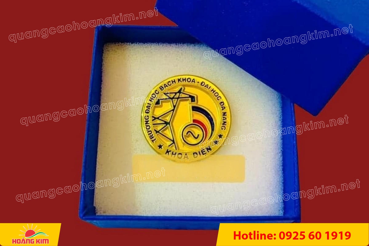 huy hieu ma vang 24k nen tron do mau logo 57 - HUY HIỆU MẠ V&Agrave;NG 24K NỀN TRƠN ĐỔ M&Agrave;U LOGO &ndash; TINH TẾ, SANG TRỌNG