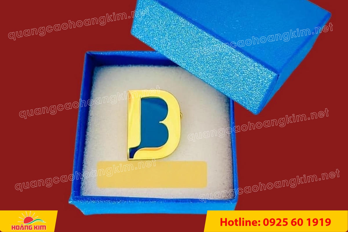 huy hieu ma vang 24k nen tron do mau logo 58 - HUY HIỆU MẠ V&Agrave;NG 24K NỀN TRƠN ĐỔ M&Agrave;U LOGO &ndash; TINH TẾ, SANG TRỌNG