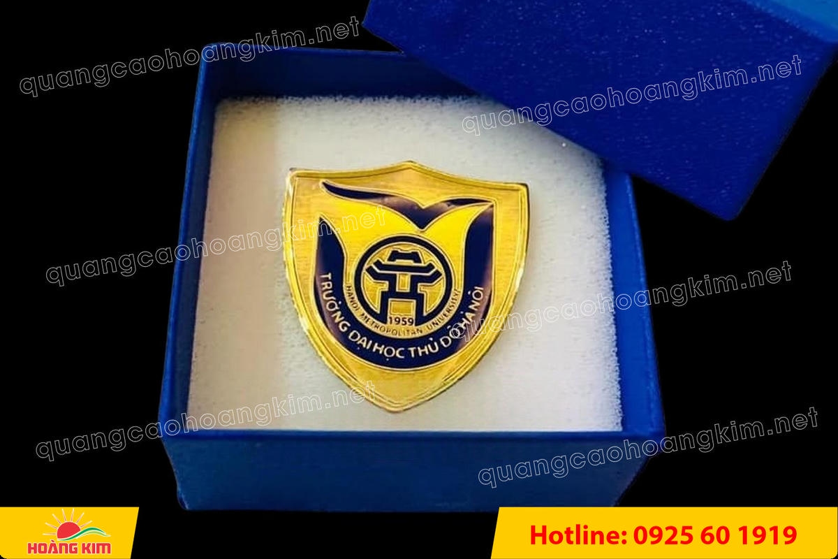 huy hieu ma vang 24k nen tron do mau logo 59 - HUY HIỆU MẠ V&Agrave;NG 24K NỀN TRƠN ĐỔ M&Agrave;U LOGO &ndash; TINH TẾ, SANG TRỌNG