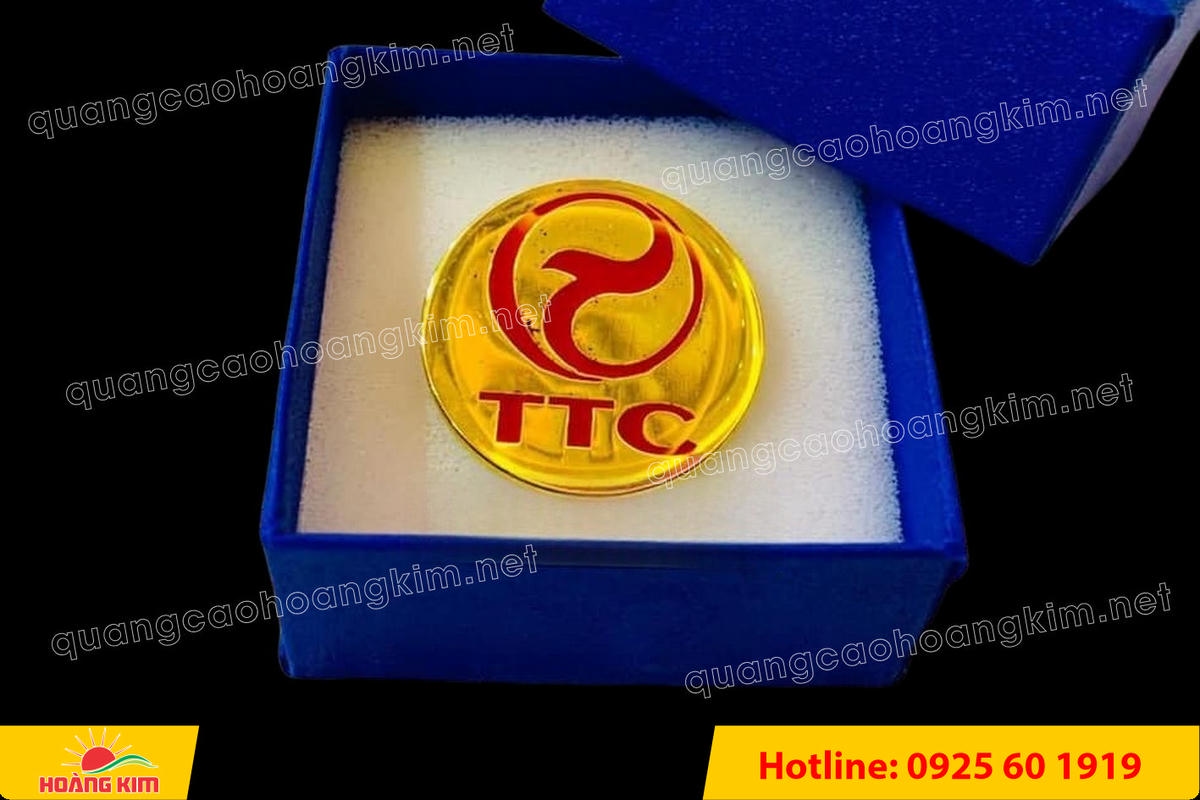 huy hieu ma vang 24k nen tron do mau logo 60 - HUY HIỆU MẠ V&Agrave;NG 24K NỀN TRƠN ĐỔ M&Agrave;U LOGO &ndash; TINH TẾ, SANG TRỌNG