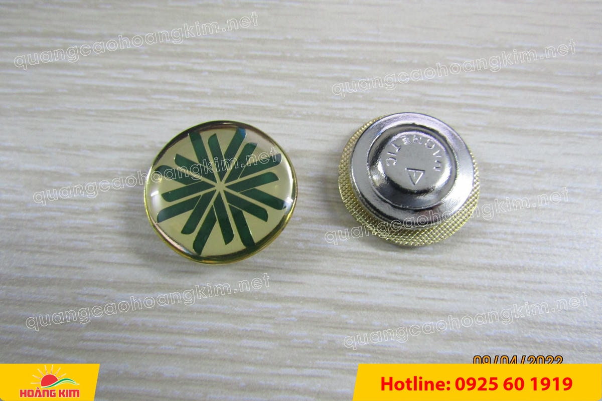 huy hieu ma vang 24k nen tron do mau logo 64 - HUY HIỆU MẠ V&Agrave;NG 24K NỀN TRƠN ĐỔ M&Agrave;U LOGO &ndash; TINH TẾ, SANG TRỌNG