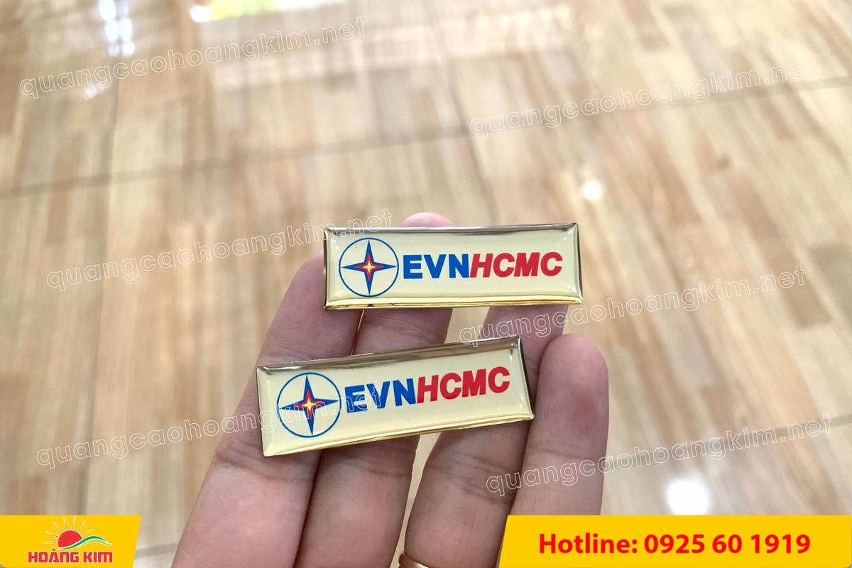 huy hieu ma vang 24k nen tron do mau logo 65 - HUY HIỆU MẠ V&Agrave;NG 24K NỀN TRƠN ĐỔ M&Agrave;U LOGO &ndash; TINH TẾ, SANG TRỌNG