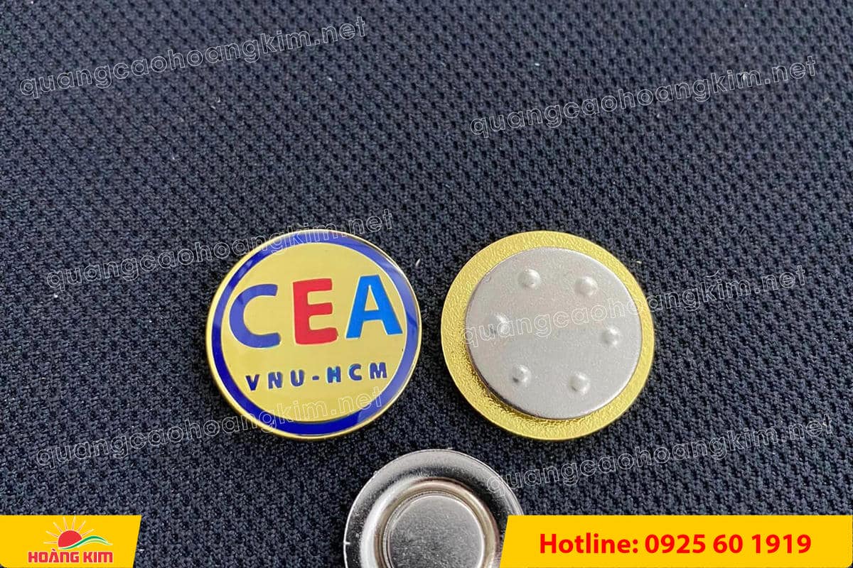 huy hieu ma vang 24k nen tron do mau logo 66 - HUY HIỆU MẠ V&Agrave;NG 24K NỀN TRƠN ĐỔ M&Agrave;U LOGO &ndash; TINH TẾ, SANG TRỌNG