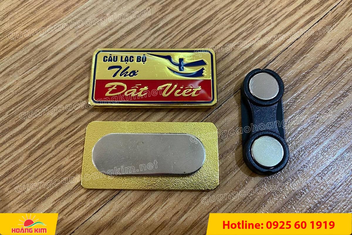 huy hieu ma vang 24k nen tron do mau logo 69 - HUY HIỆU MẠ V&Agrave;NG 24K NỀN TRƠN ĐỔ M&Agrave;U LOGO &ndash; TINH TẾ, SANG TRỌNG