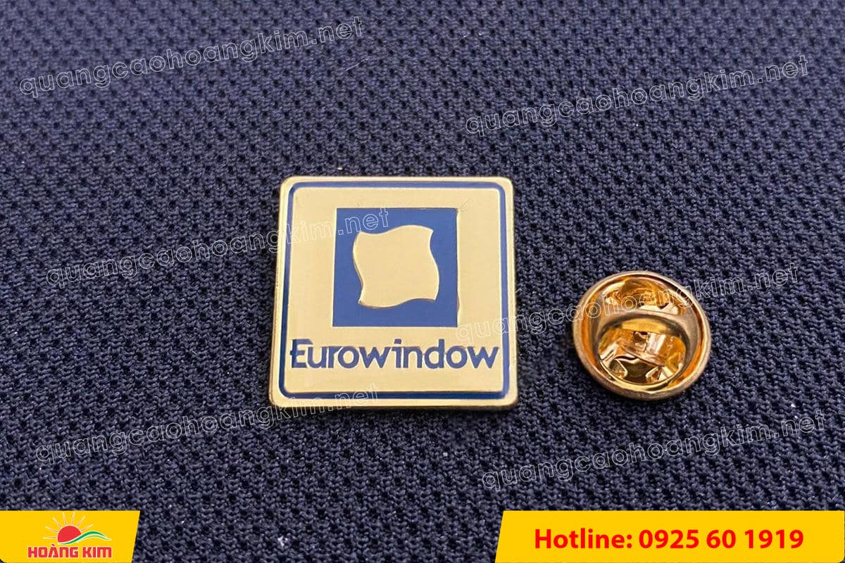 huy hieu ma vang 24k nen tron do mau logo 70 - HUY HIỆU MẠ V&Agrave;NG 24K NỀN TRƠN ĐỔ M&Agrave;U LOGO &ndash; TINH TẾ, SANG TRỌNG