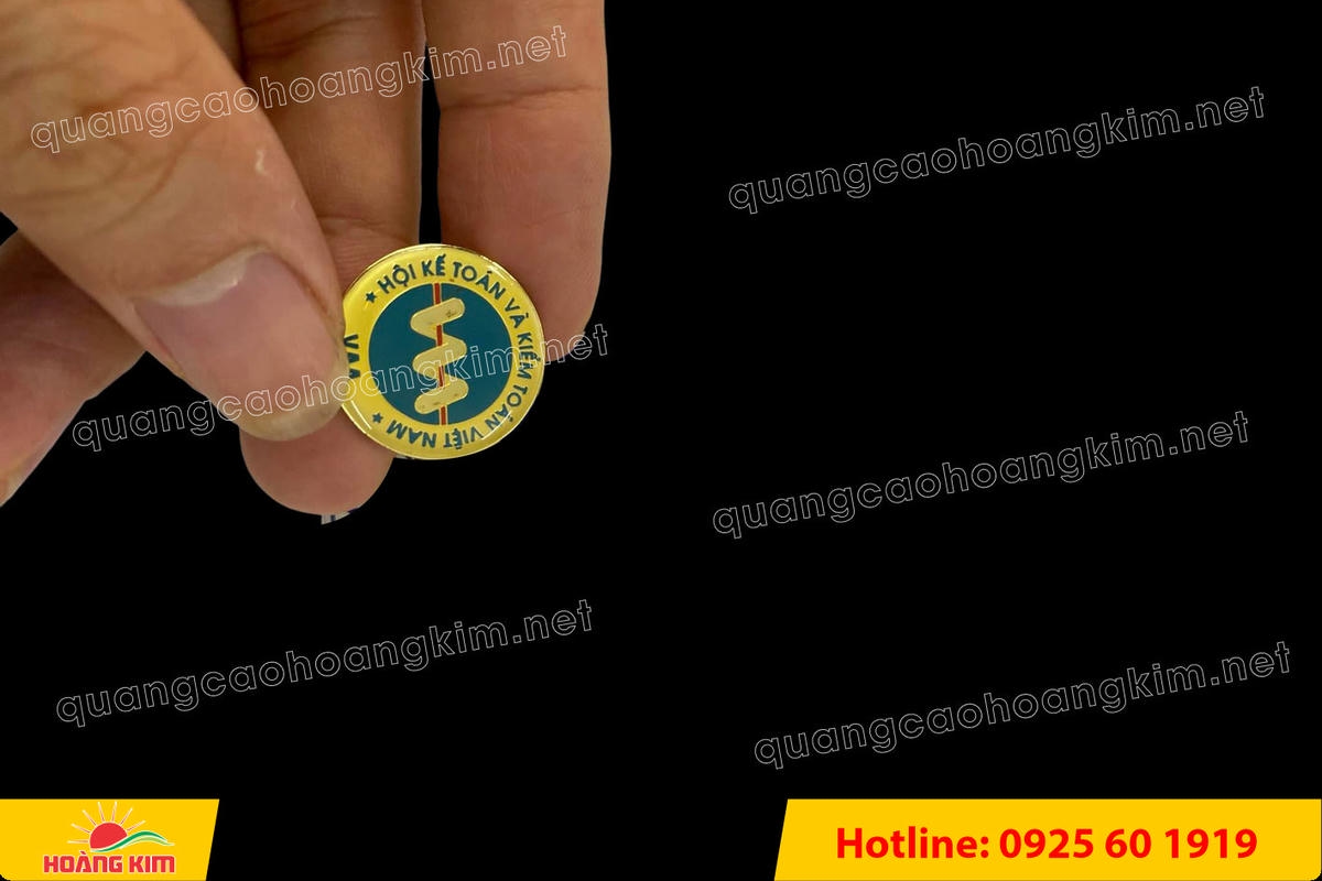 huy hieu ma vang 24k nen tron do mau logo 72 - HUY HIỆU MẠ V&Agrave;NG 24K NỀN TRƠN ĐỔ M&Agrave;U LOGO &ndash; TINH TẾ, SANG TRỌNG