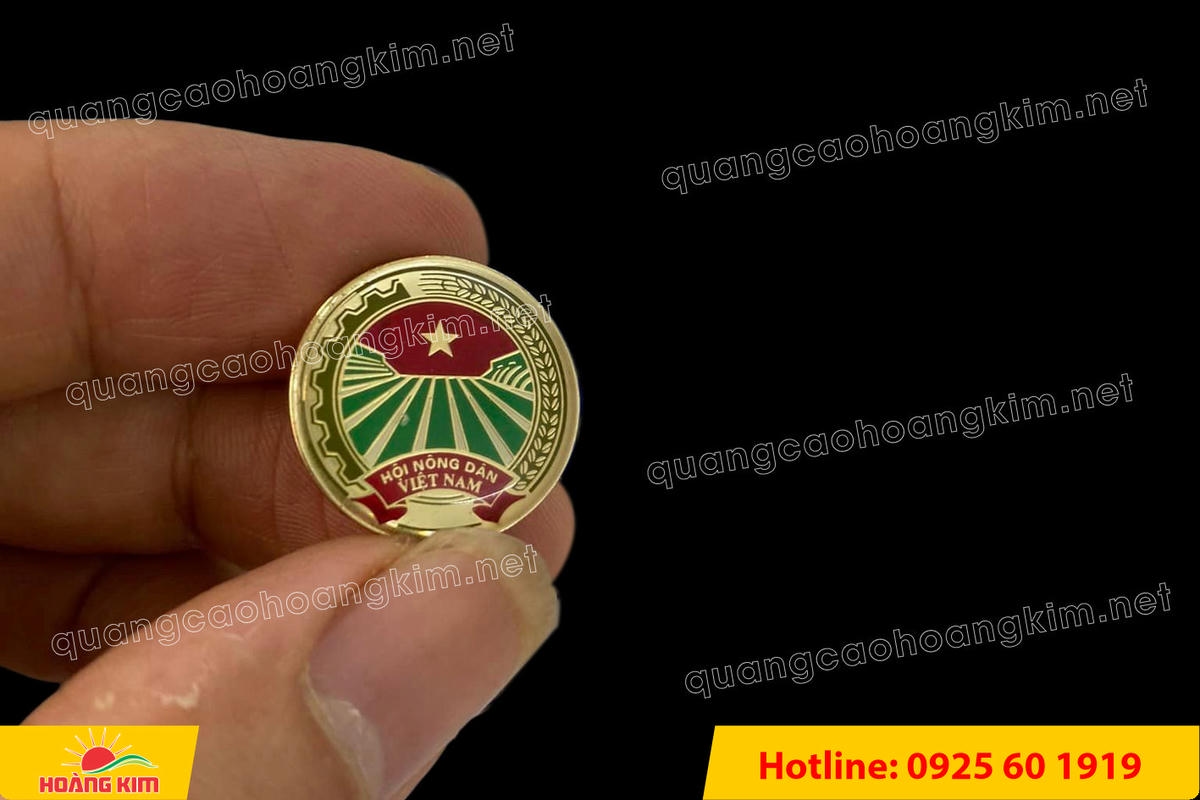 huy hieu ma vang 24k nen tron do mau logo 74 - HUY HIỆU MẠ V&Agrave;NG 24K NỀN TRƠN ĐỔ M&Agrave;U LOGO &ndash; TINH TẾ, SANG TRỌNG