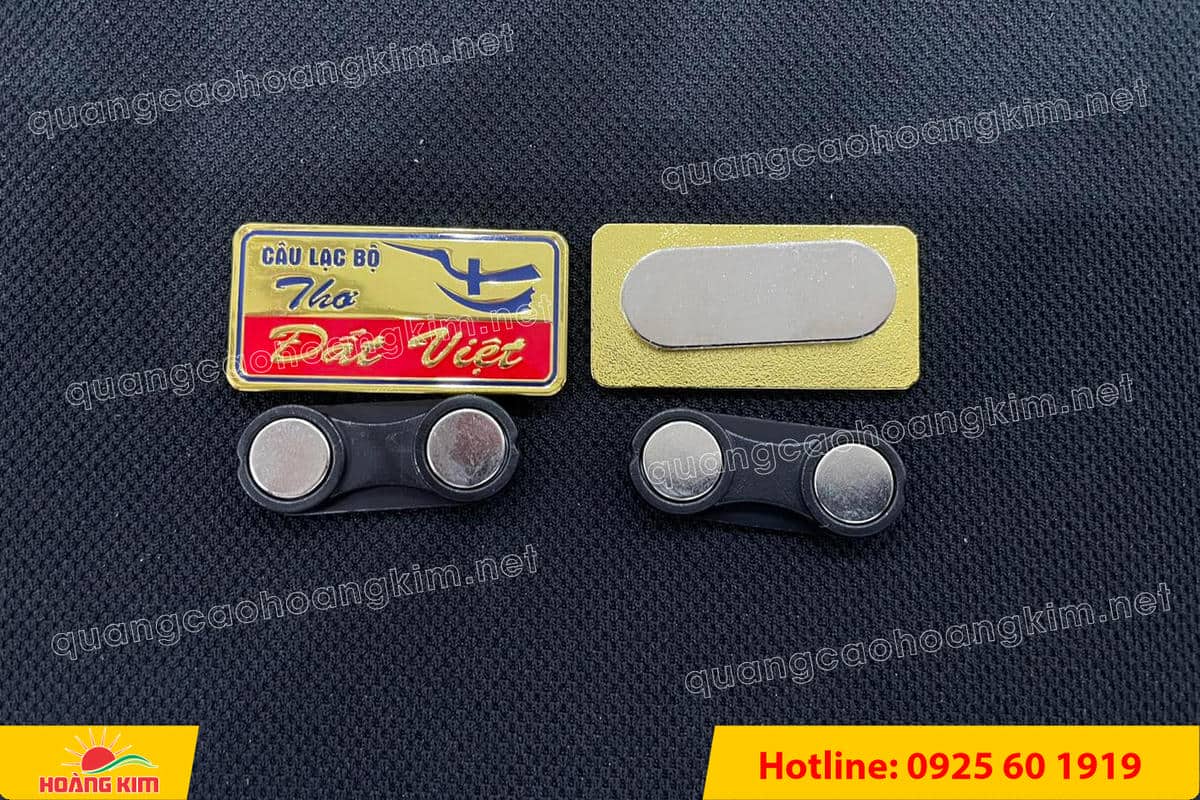 huy hieu ma vang 24k nen tron do mau logo 75 - HUY HIỆU MẠ V&Agrave;NG 24K NỀN TRƠN ĐỔ M&Agrave;U LOGO &ndash; TINH TẾ, SANG TRỌNG