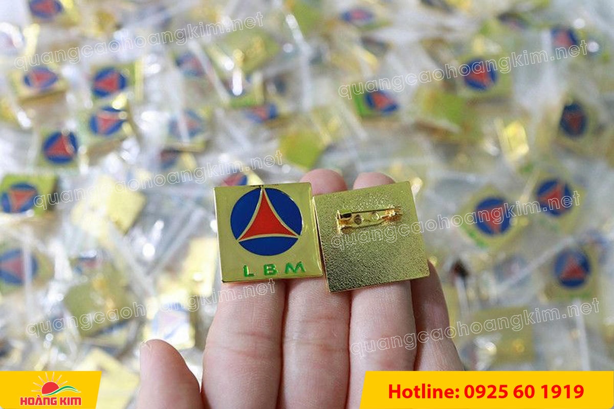 huy hieu ma vang 24k nen tron do mau logo 77 - HUY HIỆU MẠ V&Agrave;NG 24K NỀN TRƠN ĐỔ M&Agrave;U LOGO &ndash; TINH TẾ, SANG TRỌNG