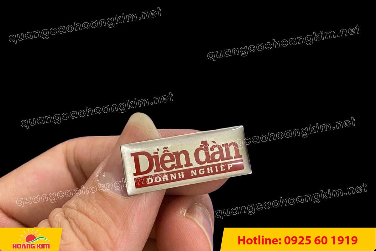 huy hieu ma vang 24k nen tron do mau logo 78 - HUY HIỆU MẠ V&Agrave;NG 24K NỀN TRƠN ĐỔ M&Agrave;U LOGO &ndash; TINH TẾ, SANG TRỌNG