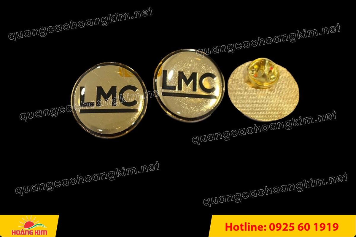 huy hieu ma vang 24k nen tron do mau logo 80 - HUY HIỆU MẠ V&Agrave;NG 24K NỀN TRƠN ĐỔ M&Agrave;U LOGO &ndash; TINH TẾ, SANG TRỌNG