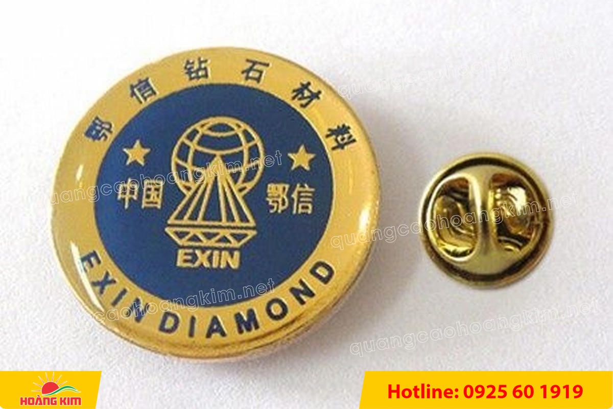 huy hieu ma vang 24k nen tron do mau logo 82 - HUY HIỆU MẠ V&Agrave;NG 24K NỀN TRƠN ĐỔ M&Agrave;U LOGO &ndash; TINH TẾ, SANG TRỌNG