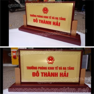 bia bien chuc danh mat dong de go vuong 2 cap bien 2 mat gan 2 tru dep 300x300 - Trang chủ