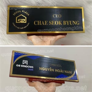 bia bien chuc danh mat dong hoac inox de go nghieng co chan do phia sau 300x300 - Trang chủ
