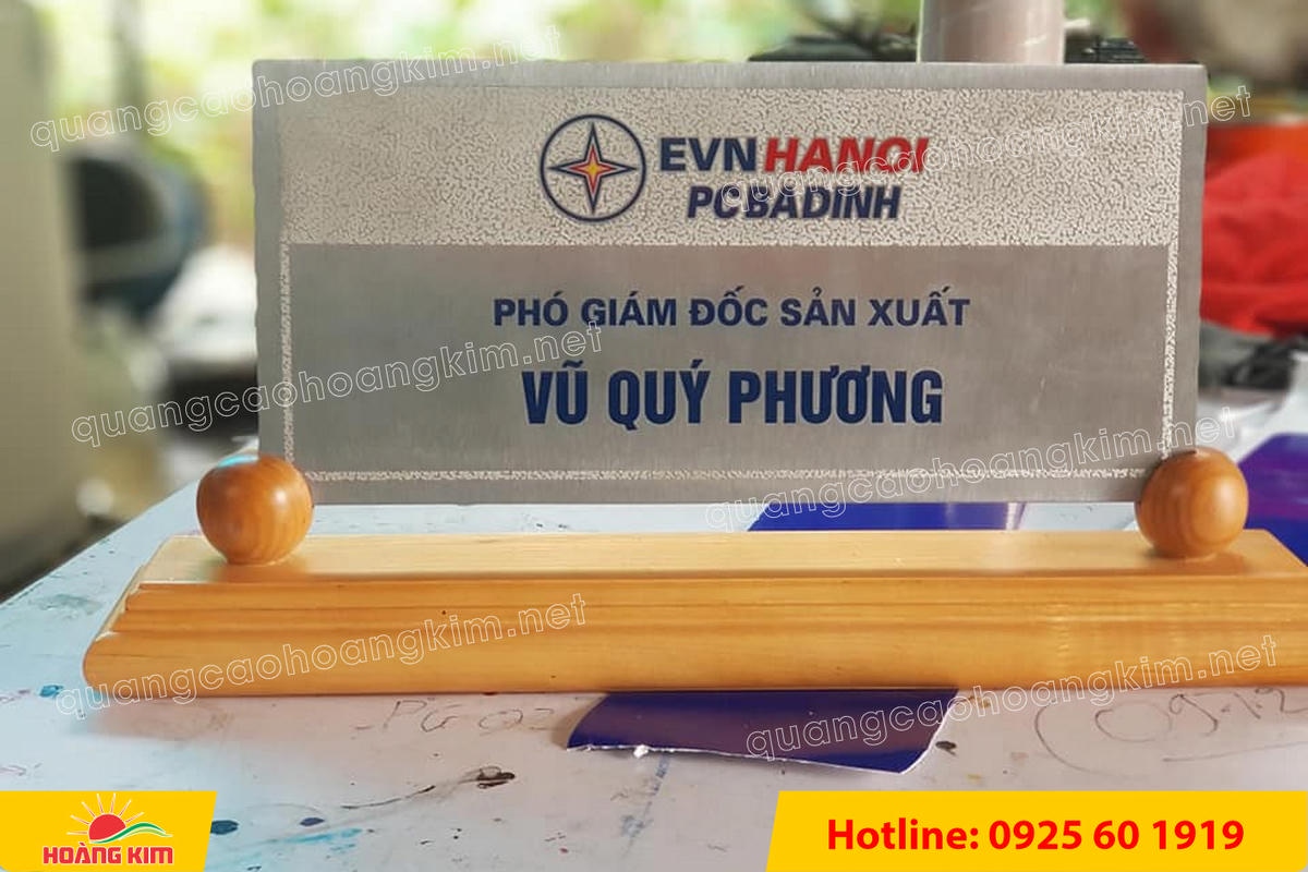 bien chuc danh mat dong 10mm gan de go huong 2 tru tron dep - BIỂN CHỨC DANH ĐỒNG D&Agrave;Y 10MM &ndash; ĐẾ GỖ ĐẶC 2 TRỤ TR&Ograve;N | NẶNG TAY &ndash; ĐẦM CHẤT &ndash; CHUẨN L&Atilde;NH ĐẠO