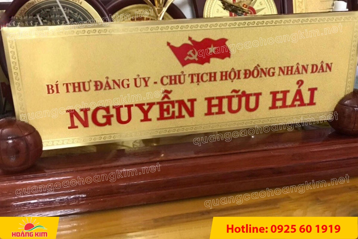 bien chuc danh mat dong 10mm gan de go huong 2 tru tron dep 11 - BIỂN CHỨC DANH ĐỒNG D&Agrave;Y 10MM &ndash; ĐẾ GỖ ĐẶC 2 TRỤ TR&Ograve;N | NẶNG TAY &ndash; ĐẦM CHẤT &ndash; CHUẨN L&Atilde;NH ĐẠO
