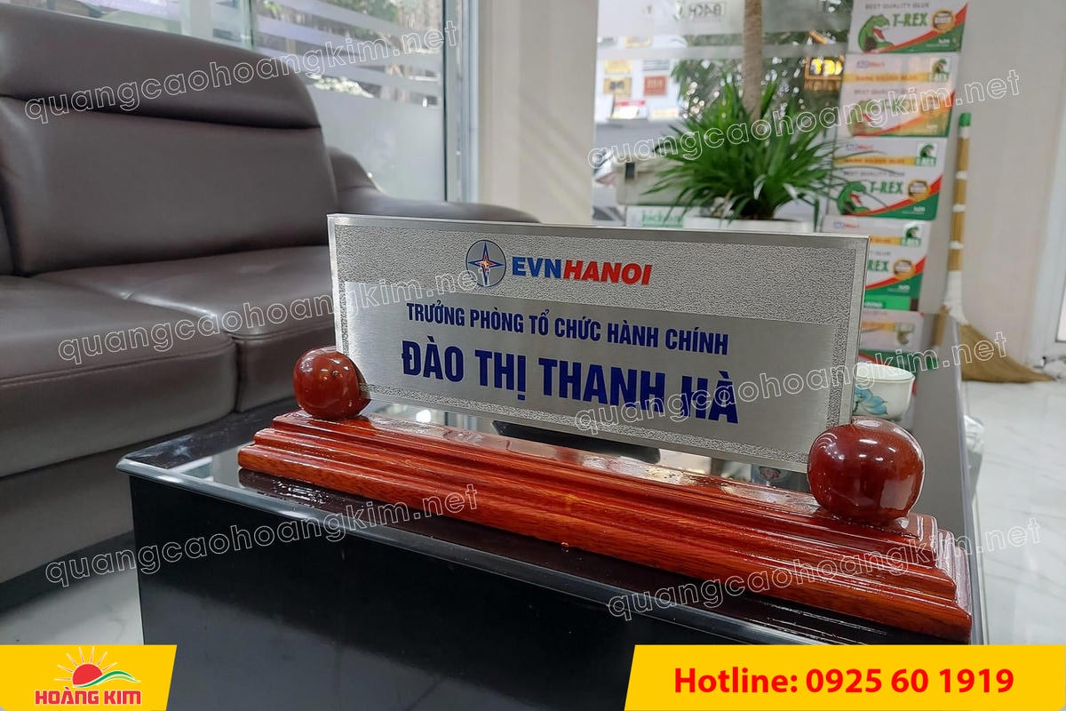 bien chuc danh mat dong 10mm gan de go huong 2 tru tron dep 12 - BIỂN CHỨC DANH ĐỒNG D&Agrave;Y 10MM &ndash; ĐẾ GỖ ĐẶC 2 TRỤ TR&Ograve;N | NẶNG TAY &ndash; ĐẦM CHẤT &ndash; CHUẨN L&Atilde;NH ĐẠO