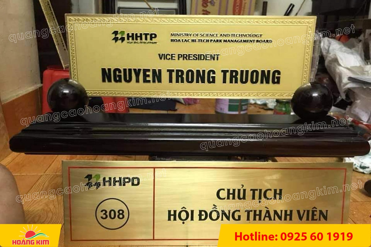 bien chuc danh mat dong 10mm gan de go huong 2 tru tron dep 16 - BIỂN CHỨC DANH ĐỒNG D&Agrave;Y 10MM &ndash; ĐẾ GỖ ĐẶC 2 TRỤ TR&Ograve;N | NẶNG TAY &ndash; ĐẦM CHẤT &ndash; CHUẨN L&Atilde;NH ĐẠO