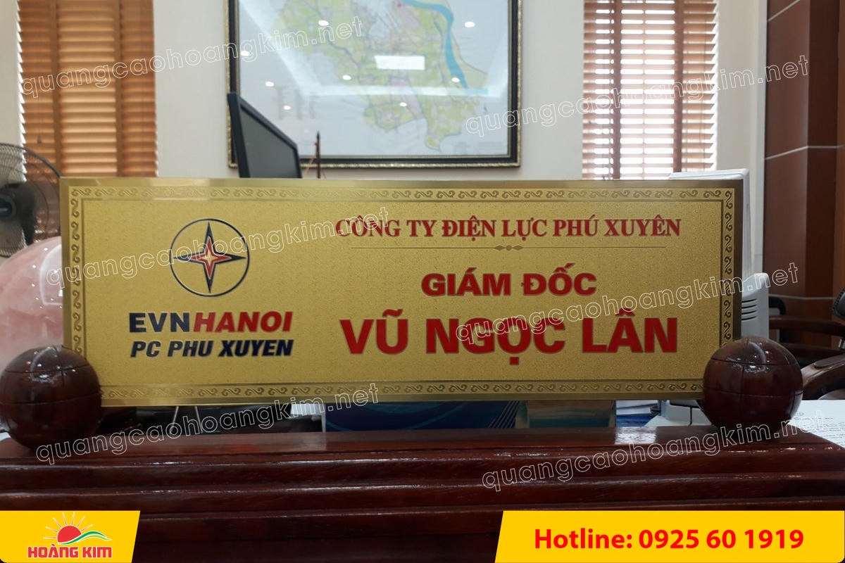 bien chuc danh mat dong 10mm gan de go huong 2 tru tron dep 19 - BIỂN CHỨC DANH ĐỒNG D&Agrave;Y 10MM &ndash; ĐẾ GỖ ĐẶC 2 TRỤ TR&Ograve;N | NẶNG TAY &ndash; ĐẦM CHẤT &ndash; CHUẨN L&Atilde;NH ĐẠO