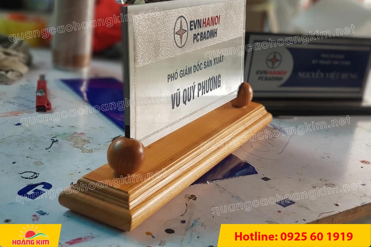 bien chuc danh mat dong 10mm gan de go huong 2 tru tron dep 2 - BIỂN CHỨC DANH ĐỒNG D&Agrave;Y 10MM &ndash; ĐẾ GỖ ĐẶC 2 TRỤ TR&Ograve;N | NẶNG TAY &ndash; ĐẦM CHẤT &ndash; CHUẨN L&Atilde;NH ĐẠO