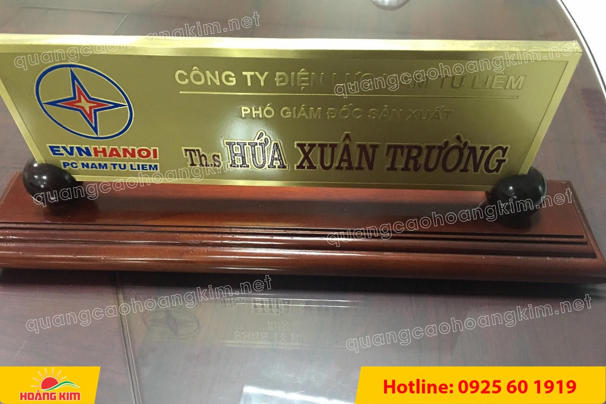 bien chuc danh mat dong 10mm gan de go huong 2 tru tron dep 21 - BIỂN CHỨC DANH ĐỒNG D&Agrave;Y 10MM &ndash; ĐẾ GỖ ĐẶC 2 TRỤ TR&Ograve;N | NẶNG TAY &ndash; ĐẦM CHẤT &ndash; CHUẨN L&Atilde;NH ĐẠO