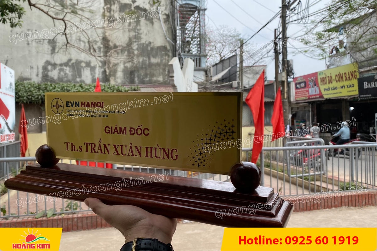 bien chuc danh mat dong 10mm gan de go huong 2 tru tron dep 23 - BIỂN CHỨC DANH ĐỒNG D&Agrave;Y 10MM &ndash; ĐẾ GỖ ĐẶC 2 TRỤ TR&Ograve;N | NẶNG TAY &ndash; ĐẦM CHẤT &ndash; CHUẨN L&Atilde;NH ĐẠO