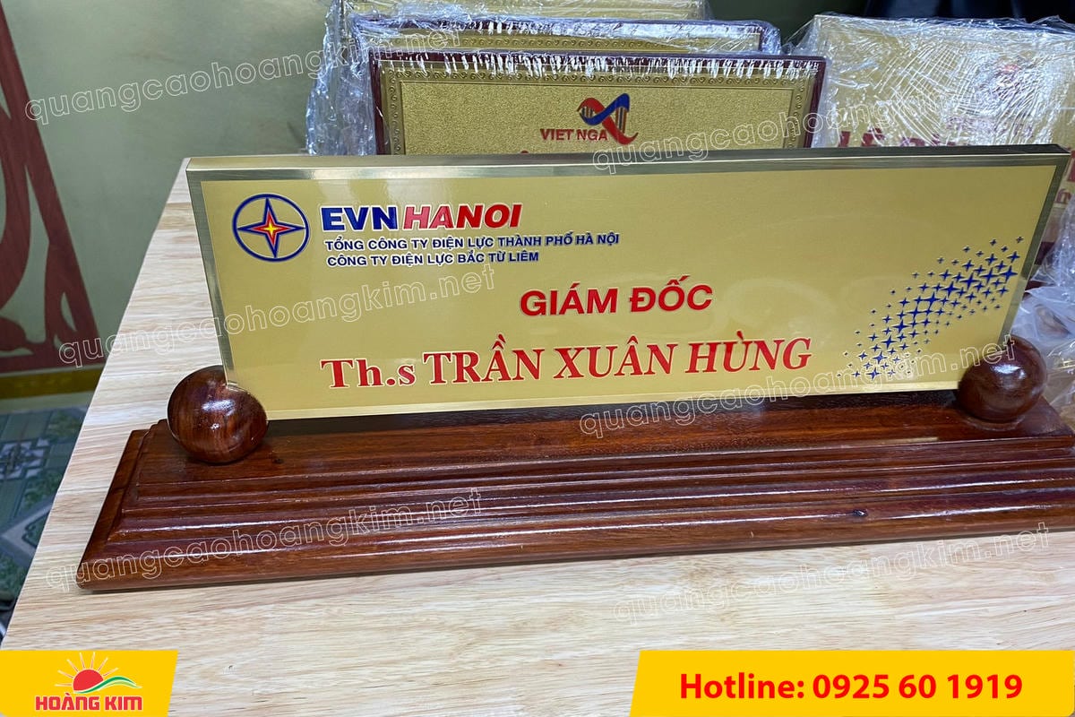 bien chuc danh mat dong 10mm gan de go huong 2 tru tron dep 25 - BIỂN CHỨC DANH ĐỒNG D&Agrave;Y 10MM &ndash; ĐẾ GỖ ĐẶC 2 TRỤ TR&Ograve;N | NẶNG TAY &ndash; ĐẦM CHẤT &ndash; CHUẨN L&Atilde;NH ĐẠO
