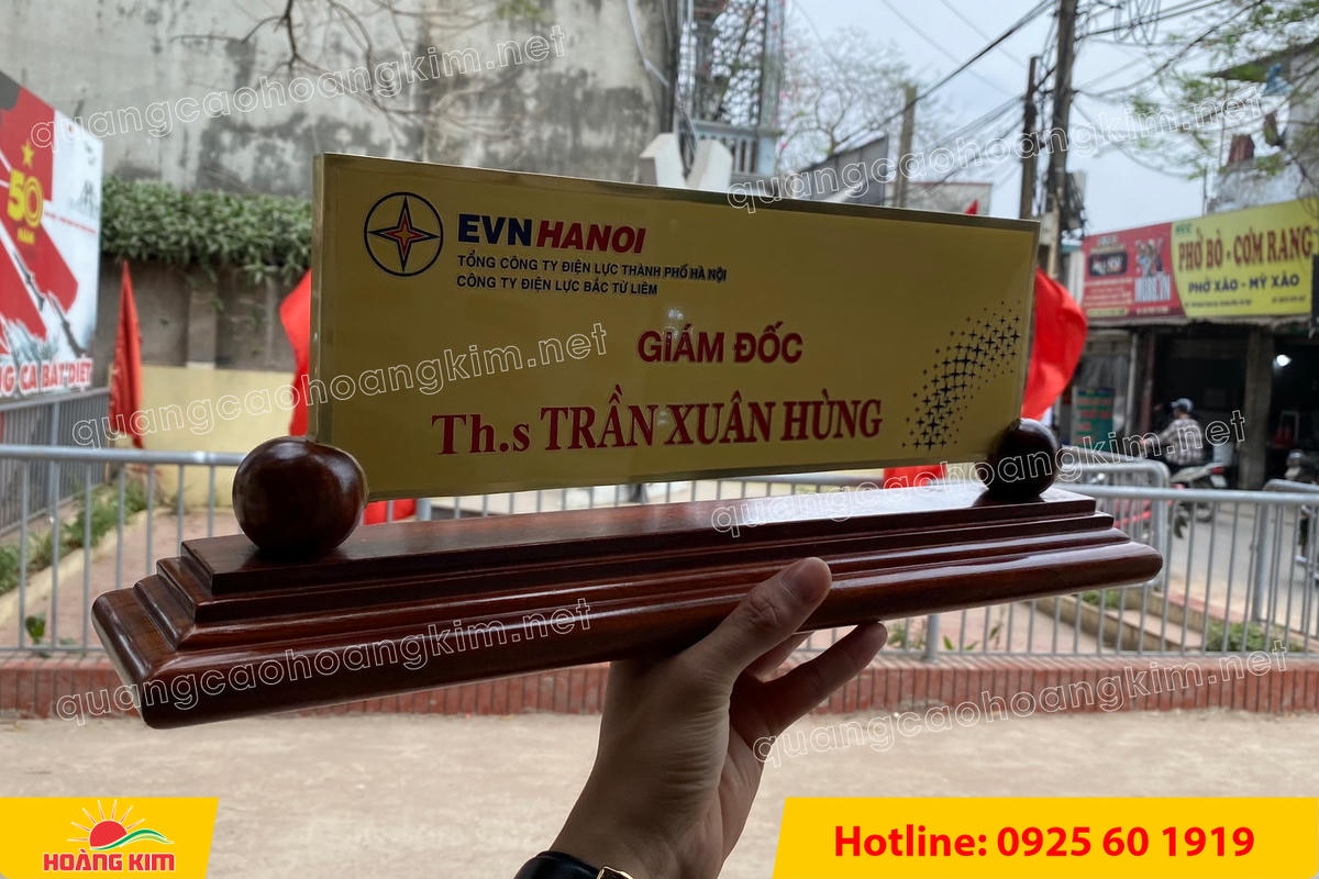 bien chuc danh mat dong 10mm gan de go huong 2 tru tron dep 26 - BIỂN CHỨC DANH ĐỒNG D&Agrave;Y 10MM &ndash; ĐẾ GỖ ĐẶC 2 TRỤ TR&Ograve;N | NẶNG TAY &ndash; ĐẦM CHẤT &ndash; CHUẨN L&Atilde;NH ĐẠO