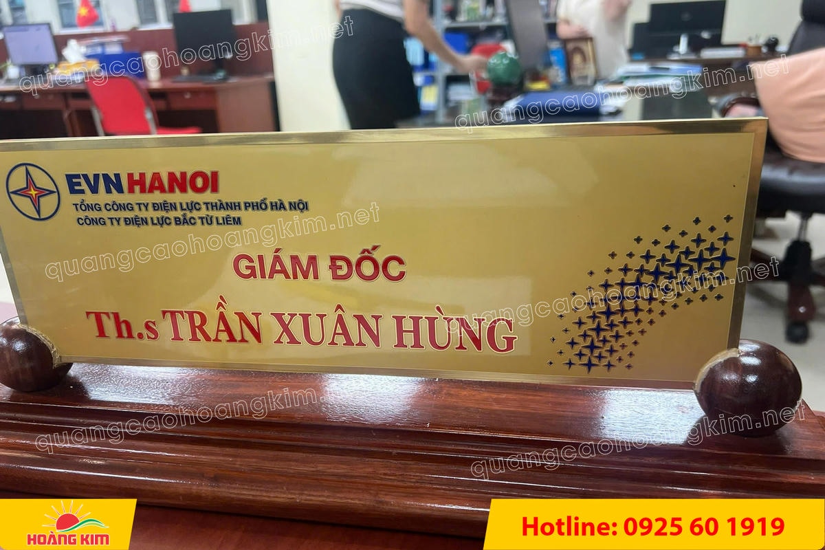 bien chuc danh mat dong 10mm gan de go huong 2 tru tron dep 27 - BIỂN CHỨC DANH ĐỒNG D&Agrave;Y 10MM &ndash; ĐẾ GỖ ĐẶC 2 TRỤ TR&Ograve;N | NẶNG TAY &ndash; ĐẦM CHẤT &ndash; CHUẨN L&Atilde;NH ĐẠO