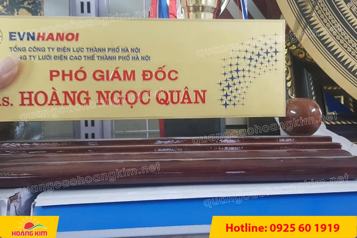 bien chuc danh mat dong 10mm gan de go huong 2 tru tron dep 3 - BIỂN CHỨC DANH ĐỒNG D&Agrave;Y 10MM &ndash; ĐẾ GỖ ĐẶC 2 TRỤ TR&Ograve;N | NẶNG TAY &ndash; ĐẦM CHẤT &ndash; CHUẨN L&Atilde;NH ĐẠO