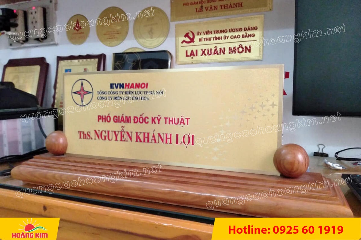 bien chuc danh mat dong 10mm gan de go huong 2 tru tron dep 4 - BIỂN CHỨC DANH ĐỒNG D&Agrave;Y 10MM &ndash; ĐẾ GỖ ĐẶC 2 TRỤ TR&Ograve;N | NẶNG TAY &ndash; ĐẦM CHẤT &ndash; CHUẨN L&Atilde;NH ĐẠO