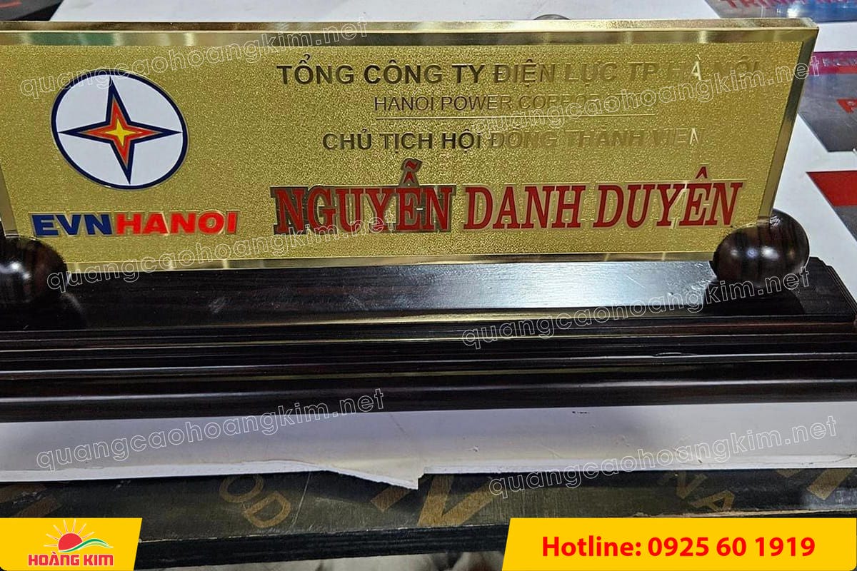 bien chuc danh mat dong 10mm gan de go huong 2 tru tron dep 7 - BIỂN CHỨC DANH ĐỒNG D&Agrave;Y 10MM &ndash; ĐẾ GỖ ĐẶC 2 TRỤ TR&Ograve;N | NẶNG TAY &ndash; ĐẦM CHẤT &ndash; CHUẨN L&Atilde;NH ĐẠO