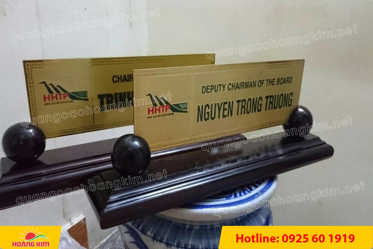 bien chuc danh mat dong 10mm gan de go huong 2 tru tron dep 9 - BIỂN CHỨC DANH ĐỒNG D&Agrave;Y 10MM &ndash; ĐẾ GỖ ĐẶC 2 TRỤ TR&Ograve;N | NẶNG TAY &ndash; ĐẦM CHẤT &ndash; CHUẨN L&Atilde;NH ĐẠO