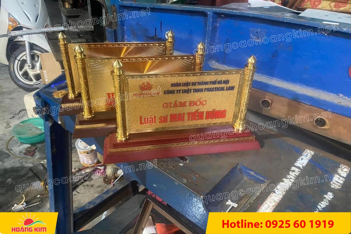 bien chuc danh mat dong 2 cot rong ma vang 24k gan de go dep 12 - BIỂN CHỨC DANH ĐỒNG GỖ CỘT RỒNG MẠ V&Agrave;NG 24K &ndash; BIỂU TƯỢNG QUYỀN LỰC & ĐẲNG CẤP L&Atilde;NH ĐẠO