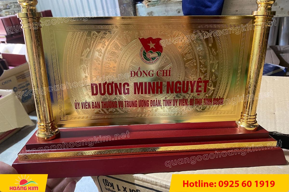 bien chuc danh mat dong 2 cot rong ma vang 24k gan de go dep 19 - BIỂN CHỨC DANH ĐỒNG GỖ CỘT RỒNG MẠ V&Agrave;NG 24K &ndash; BIỂU TƯỢNG QUYỀN LỰC & ĐẲNG CẤP L&Atilde;NH ĐẠO