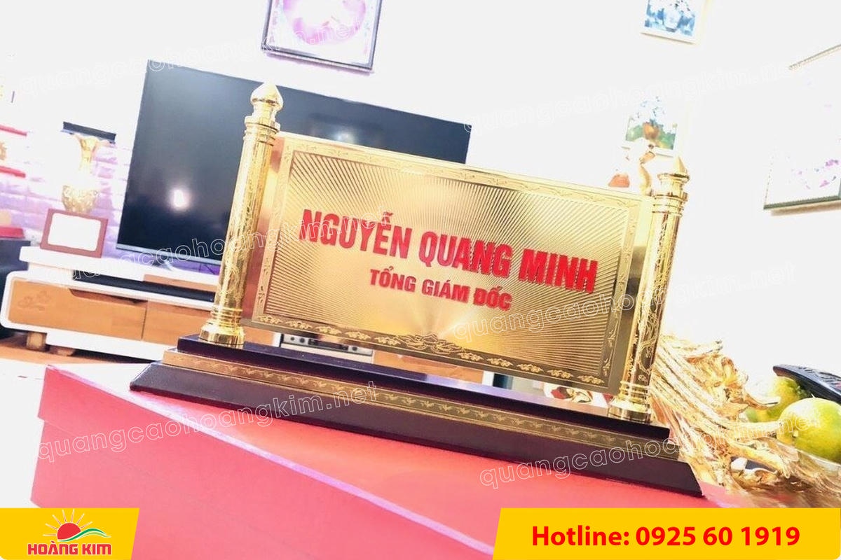 bien chuc danh mat dong 2 cot rong ma vang 24k gan de go dep 2 - BIỂN CHỨC DANH ĐỒNG GỖ CỘT RỒNG MẠ V&Agrave;NG 24K &ndash; BIỂU TƯỢNG QUYỀN LỰC & ĐẲNG CẤP L&Atilde;NH ĐẠO