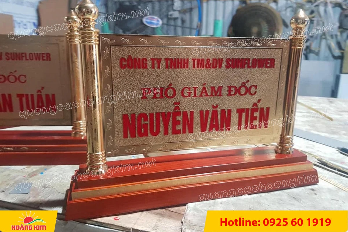 bien chuc danh mat dong 2 cot rong ma vang 24k gan de go dep 23 - BIỂN CHỨC DANH ĐỒNG GỖ CỘT RỒNG MẠ V&Agrave;NG 24K &ndash; BIỂU TƯỢNG QUYỀN LỰC & ĐẲNG CẤP L&Atilde;NH ĐẠO